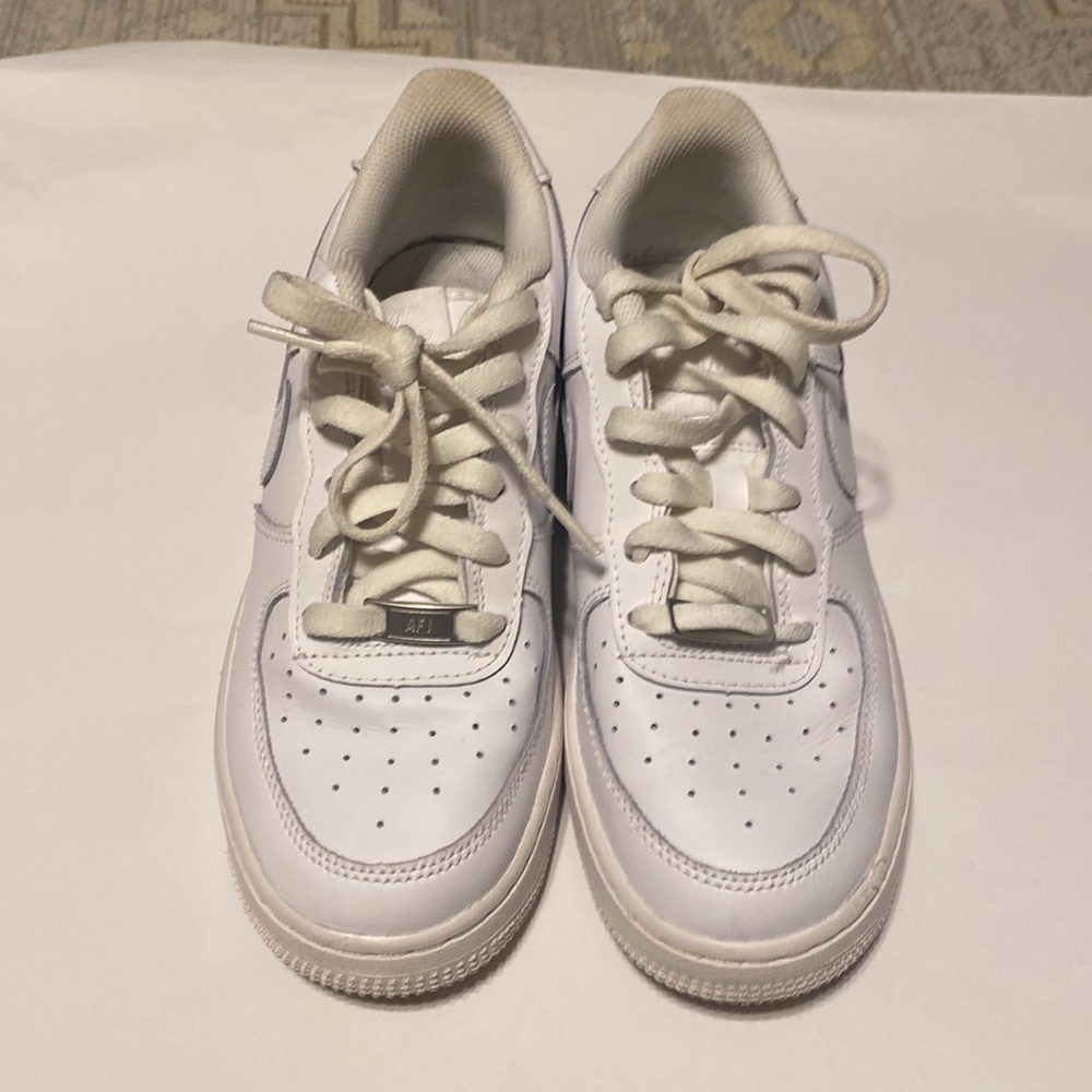 NIKE AIR FORCE 1 KIDS WHITE SNEAKERS SIZE 6 Y